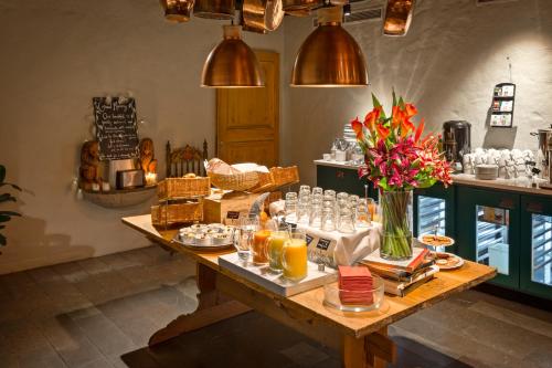 Collector's Victory Hotel