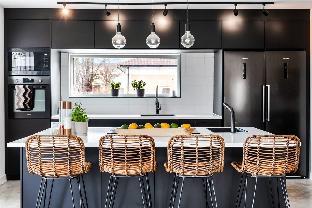 Luxurious & Cozy 2 Train Stops to City ~ King Beds