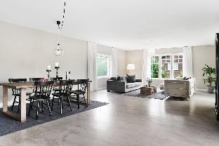 Luxurious & Cozy 2 Train Stops to City ~ King Beds