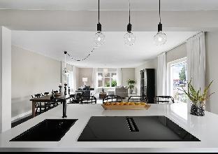 Luxurious & Cozy 2 Train Stops to City ~ King Beds